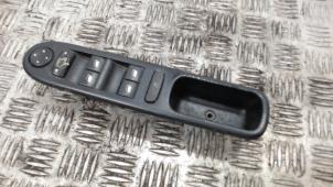 Usagé Commutateur vitre électrique Peugeot 307 Break (3E) 1.6 16V Prix € 42,00 Règlement à la marge proposé par Binckhorst BV