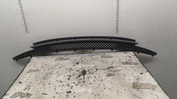 Begagnade Grill BMW 1 serie (E87/87N) 118d 16V Pris € 36,75 Marginaltabell erbjuds av Binckhorst BV