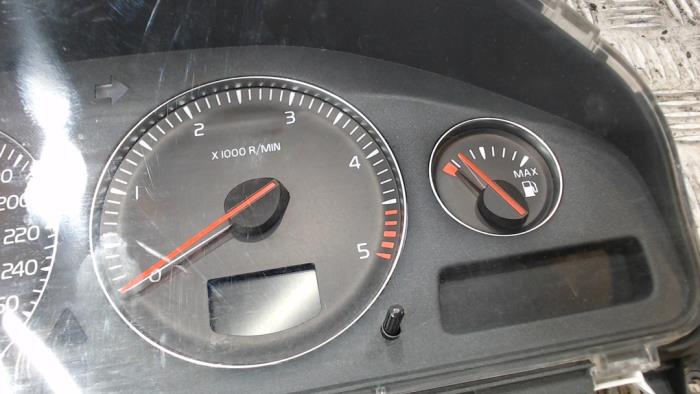 Instrumentpanel från en Volvo XC90 I 2.4 D5 20V 2005