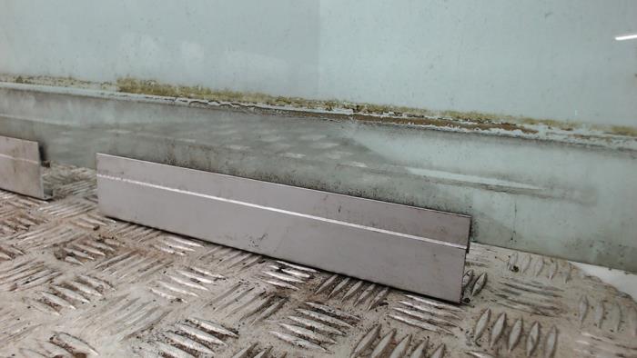 Dörrfönster, 4-dörrars, höger fram från en Volvo XC90 I 2.4 D5 20V 2005