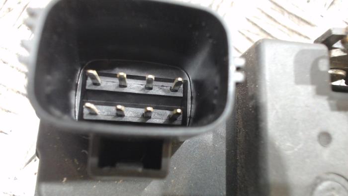 Dörrlåsmekanism, 4-dörrars, höger fram från en Volvo XC90 I 2.4 D5 20V 2005