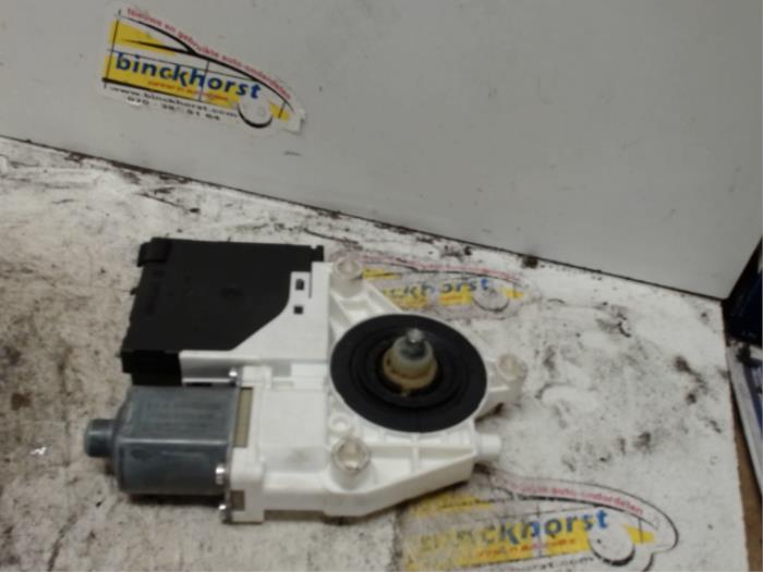 Usados Motor de ventanilla de puerta Volkswagen Golf Plus (5M1/1KP) 1.6 FSI 16V Precio € 31,50 Norma de margen ofrecido por Binckhorst BV