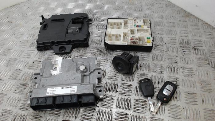 Used Ignition lock + computer Renault Master III (FV) 2.3 dCi 135 16V FWD Price € 367,50 Margin scheme offered by Binckhorst BV