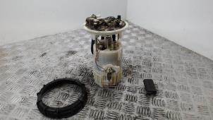 Usados Bomba eléctrica de combustible Renault Kangoo (KC) 1.6 16V Precio € 36,75 Norma de margen ofrecido por Binckhorst BV