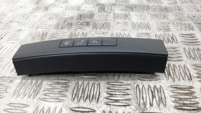 Usados Interruptor PDC Mercedes E (W212) E-350 CDI BlueEfficiency V6 24V 4-Matic Precio € 21,00 Norma de margen ofrecido por Binckhorst BV