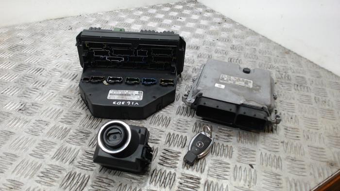 Used Ignition lock + computer Mercedes E (W212) E-350 CDI BlueEfficiency V6 24V 4-Matic Price € 262,50 Margin scheme offered by Binckhorst BV