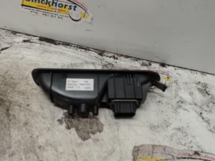 Usados Interruptor de ventanilla eléctrica Renault Modus/Grand Modus (JP) 1.5 dCi 85 Precio € 10,50 Norma de margen ofrecido por Binckhorst BV