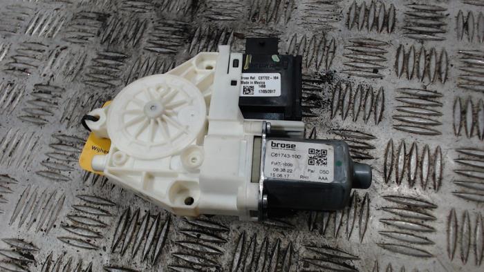 Usados Motor de ventanilla de puerta Jeep Compass II (MP) 1.4 Multi Air2 16V Precio € 42,00 Norma de margen ofrecido por Binckhorst BV