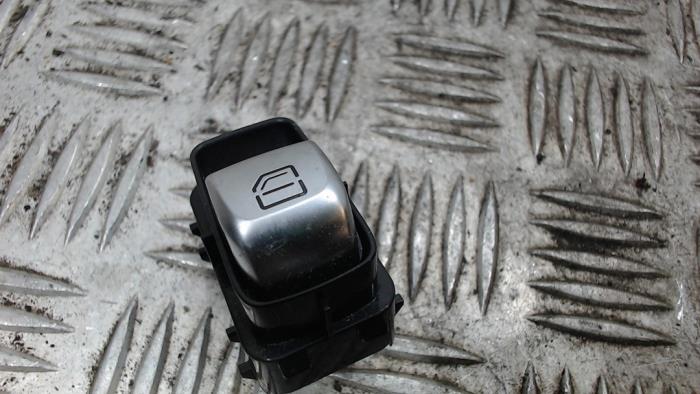 Usados Interruptor de ventanilla eléctrica Mercedes V (447.8) 2.1 250 BlueTEC, 250 d 16V Precio € 10,50 Norma de margen ofrecido por Binckhorst BV