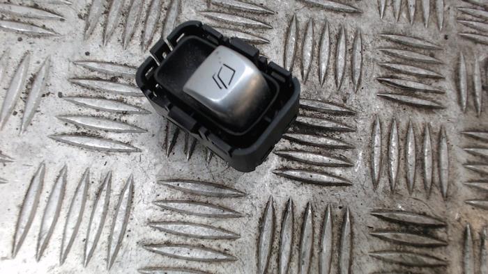 Usados Interruptor de ventanilla eléctrica Mercedes V (447.8) 2.1 250 BlueTEC, 250 d 16V Precio € 15,75 Norma de margen ofrecido por Binckhorst BV