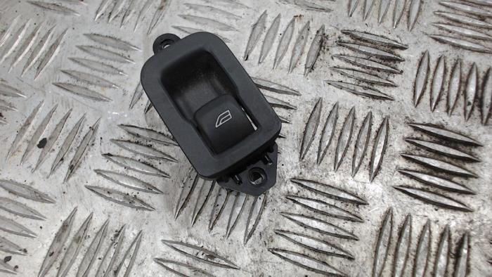 Usados Interruptor de ventanilla eléctrica Volvo XC60 I (DZ) 2.0 T5 16V Precio € 10,50 Norma de margen ofrecido por Binckhorst BV