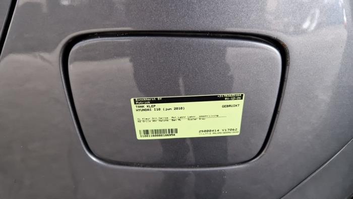 Tanklucka från en Hyundai i10 (F5) 1.1i 12V 2010