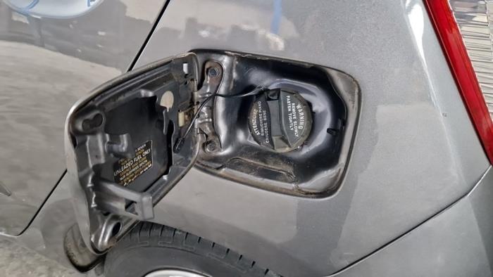 Tanklucka från en Hyundai i10 (F5) 1.1i 12V 2010