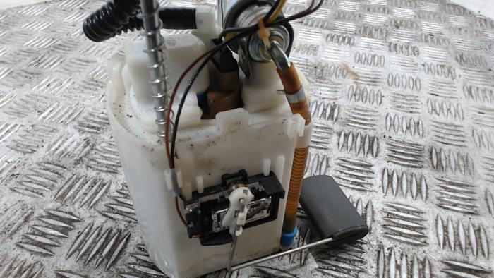 Elektrisk bränslepump från en Hyundai i10 (F5) 1.1i 12V 2010