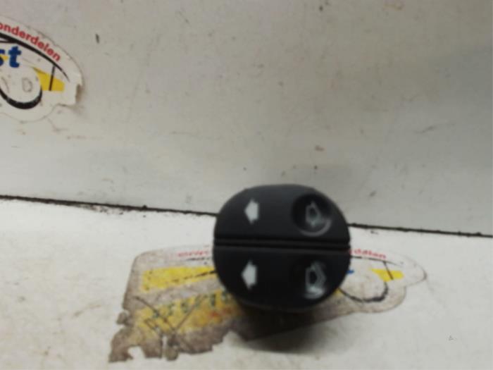 Usados Interruptor de ventanilla eléctrica Ford Fusion 1.4 16V Precio € 15,75 Norma de margen ofrecido por Binckhorst BV
