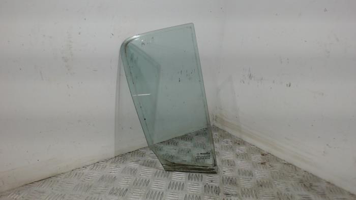 Usados Ventanilla triangular derecha detrás Renault Clio III (BR/CR) 1.2 16V 75 Precio € 26,25 Norma de margen ofrecido por Binckhorst BV