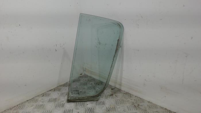 Usados Ventanilla triangular izquierda detrás Renault Clio III (BR/CR) 1.2 16V 75 Precio € 26,25 Norma de margen ofrecido por Binckhorst BV