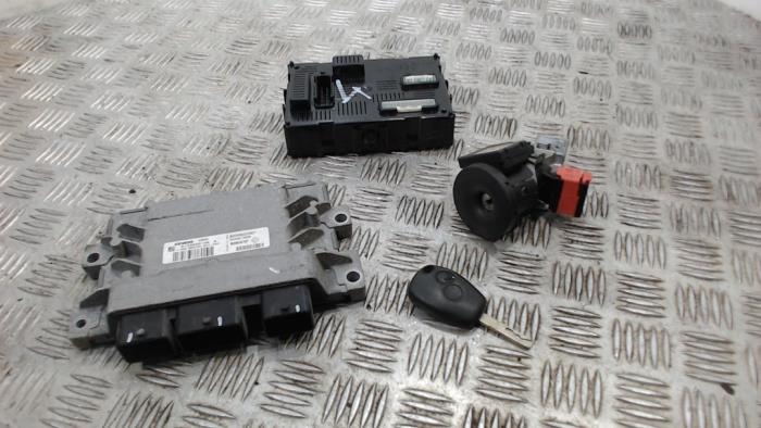 Used Ignition lock + computer Renault Clio III (BR/CR) 1.2 16V 75 Price € 105,00 Margin scheme offered by Binckhorst BV