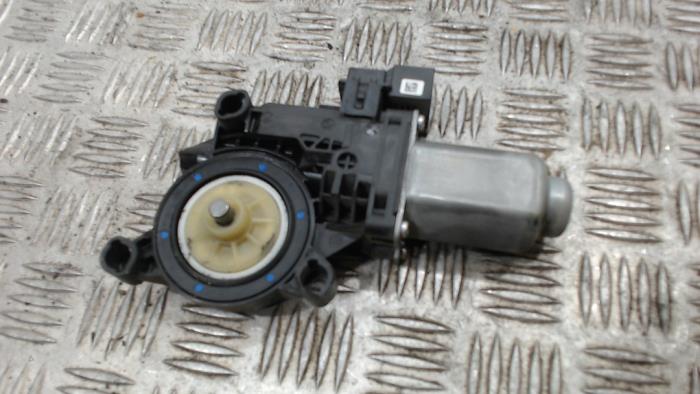 Usados Motor de ventanilla de puerta Volkswagen Transporter T5 2.0 BiTDI DRF Precio € 52,50 Norma de margen ofrecido por Binckhorst BV