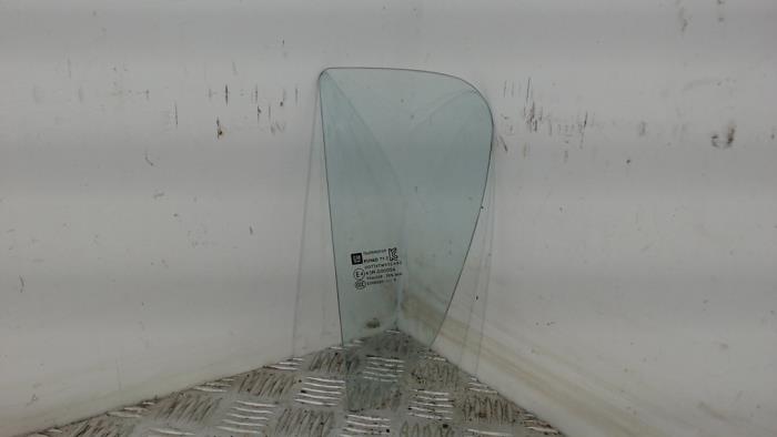 Usados Ventanilla triangular izquierda detrás Opel Karl 1.0 12V Precio € 21,00 Norma de margen ofrecido por Binckhorst BV