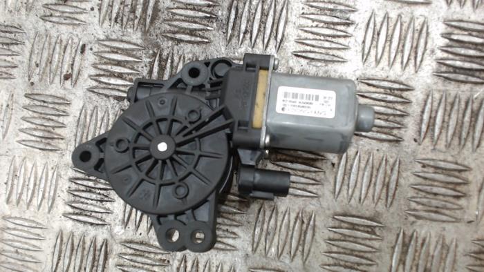 Usados Motor de ventanilla de puerta Hyundai i30 Wagon (GDHF5) 1.4 CRDi Blue Drive 16V Precio € 31,50 Norma de margen ofrecido por Binckhorst BV