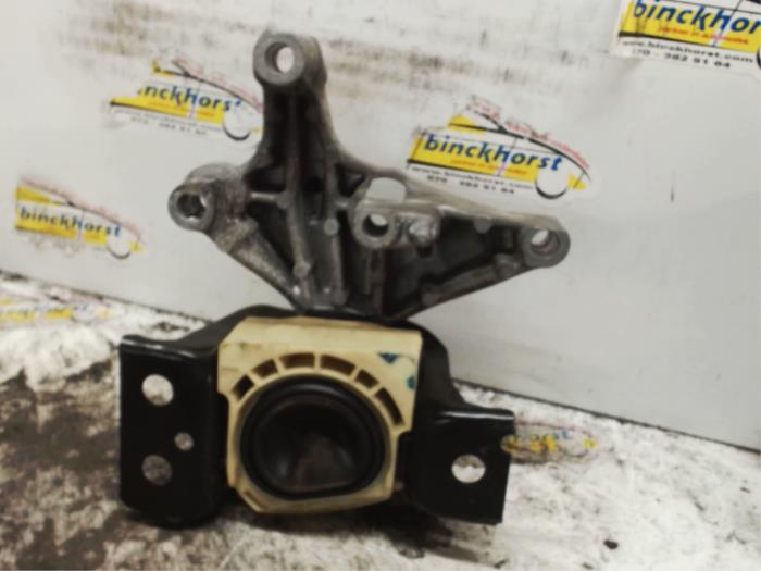 Engine mount from a Mercedes-Benz Citan (415.6) 1.5 108 CDI 2013