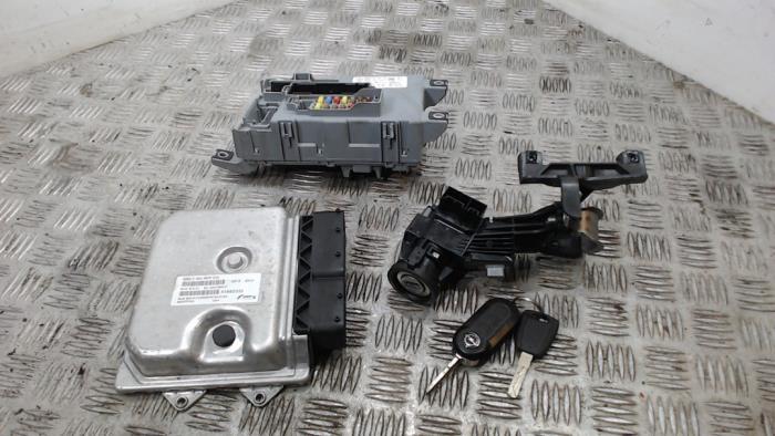 Used Ignition lock + computer Opel Combo 1.3 CDTI 16V ecoFlex Price € 183,75 Margin scheme offered by Binckhorst BV