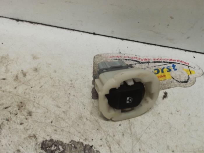 Usados Interruptor de ventanilla eléctrica Renault Clio III (BR/CR) 1.6 16V Precio € 10,50 Norma de margen ofrecido por Binckhorst BV