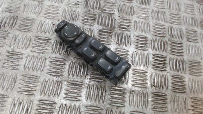 Usados Interruptor de ventanilla eléctrica Cadillac SRX 4.6 V8 32V AWD Precio € 42,00 Norma de margen ofrecido por Binckhorst BV