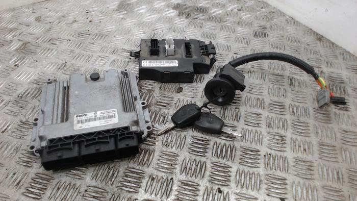 Used Ignition lock + computer Renault Trafic New (FL) 2.0 dCi 16V 90 Price € 210,00 Margin scheme offered by Binckhorst BV
