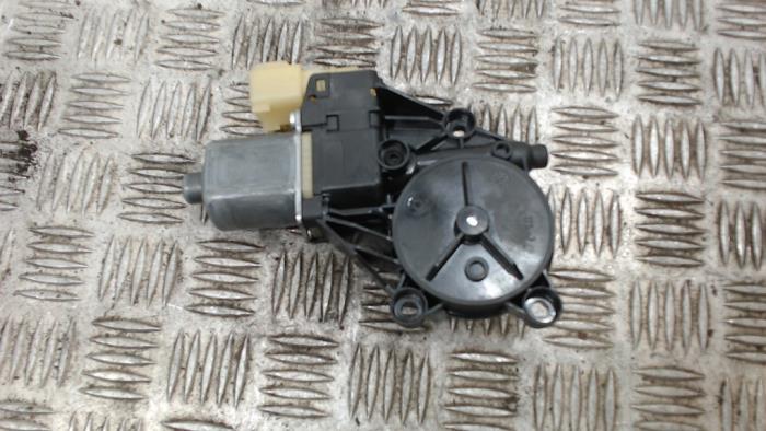Usados Motor de ventanilla de puerta Ford Fiesta 6 (JA8) 1.0 Ti-VCT 12V 65 Precio € 21,00 Norma de margen ofrecido por Binckhorst BV