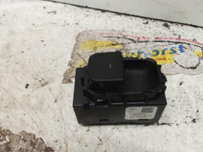 Usados Interruptor de ventanilla eléctrica Tesla Model Y (5YJY) RWD Precio € 15,75 Norma de margen ofrecido por Binckhorst BV