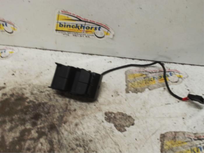 Usados Interruptor de ventanilla eléctrica Tesla Model Y (5YJY) RWD Precio € 47,25 Norma de margen ofrecido por Binckhorst BV