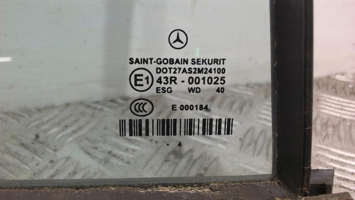 Ventanilla triangular derecha detrás de un Mercedes-Benz E (W211) 2.6 E-240 V6 18V 2004