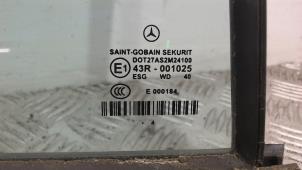 Ventanilla triangular derecha detrás de un Mercedes-Benz E (W211) 2.6 E-240 V6 18V 2004