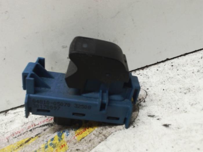 Usados Interruptor de ventanilla eléctrica Toyota Avensis Wagon (T27) 2.2 16V D-4D-F 150 Precio € 10,50 Norma de margen ofrecido por Binckhorst BV