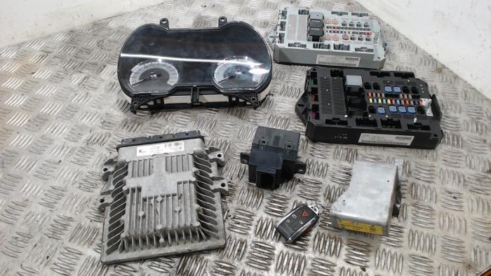 Used Ignition lock + computer Jaguar XF (CC9) 2.7 D V6 24V Price € 262,50 Margin scheme offered by Binckhorst BV
