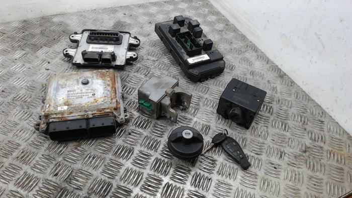 Used Ignition lock + computer Jeep Grand Cherokee (WH/WK) 3.0 CRD V6 24V Price € 210,00 Margin scheme offered by Binckhorst BV