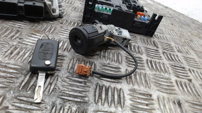 Ignition lock + computer from a Citroën Berlingo 1.6 Hdi 75 16V Phase 1 2011