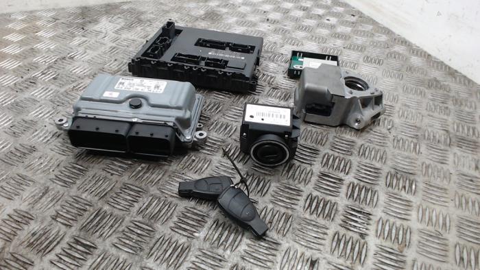 Used Ignition lock + computer Mercedes A (W169) 2.0 A-200 CDI 16V Price € 157,50 Margin scheme offered by Binckhorst BV
