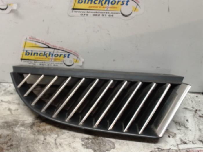 Używane Grill Mitsubishi Colt (Z2/Z3) 1.3 16V Cena € 15,75 Procedura marży oferowane przez Binckhorst BV