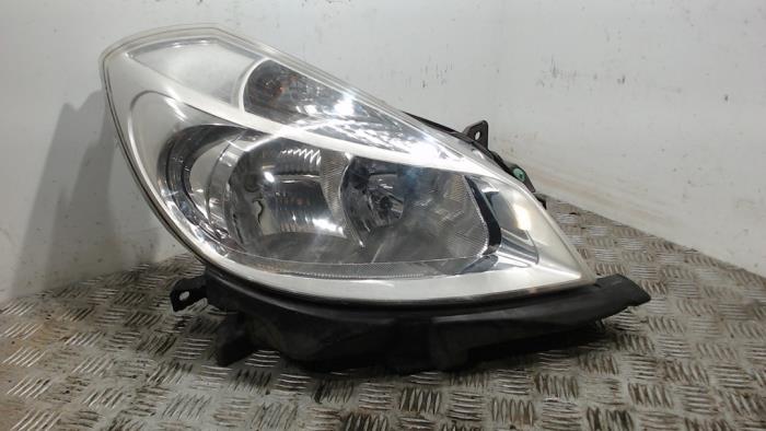 Używane Reflektor prawy Renault Clio III (BR/CR) 1.2 16V 75 Cena € 52,50 Procedura marży oferowane przez Binckhorst BV