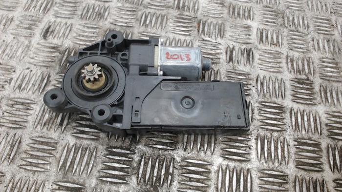 Usados Motor de ventanilla de puerta Renault Scénic III (JZ) 1.5 dCi 105 Precio € 36,75 Norma de margen ofrecido por Binckhorst BV