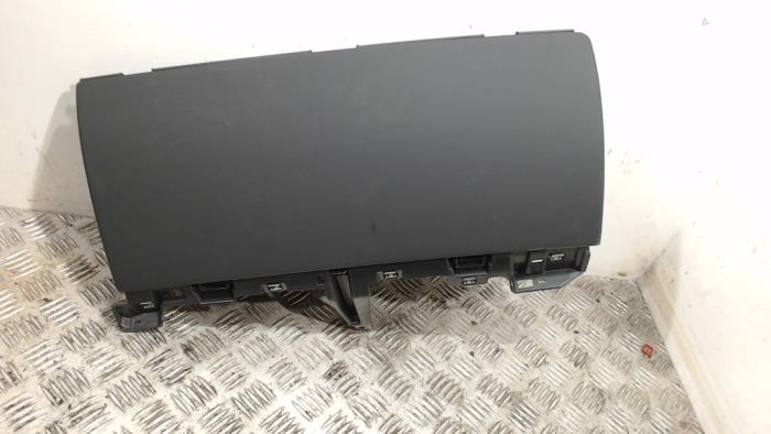 Begagnade Handskfack Tesla Model Y (5YJY) RWD Pris € 52,50 Marginaltabell erbjuds av Binckhorst BV