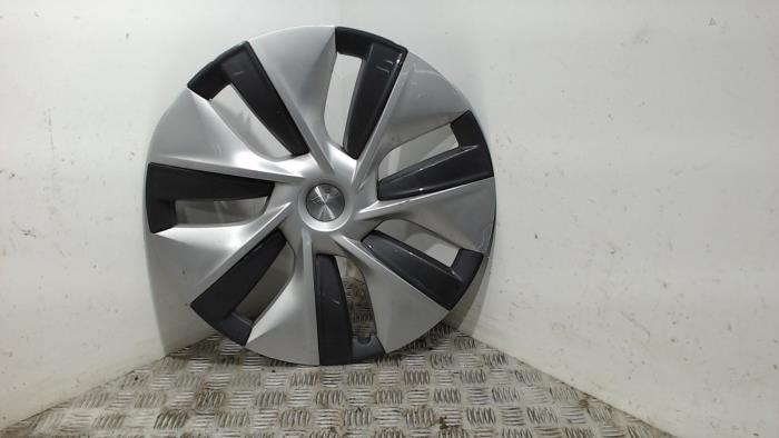 Używane Kolpak Tesla Model Y (5YJY) RWD Cena € 26,25 Procedura marży oferowane przez Binckhorst BV
