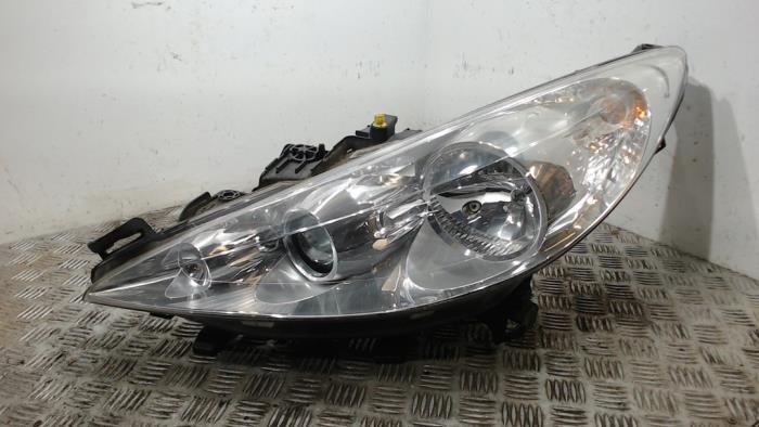 Używane Reflektor lewy Peugeot 207 CC (WB) 1.6 16V Cena € 47,25 Procedura marży oferowane przez Binckhorst BV