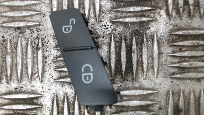 Usados Interruptor cierre centralizado Mercedes C Estate (S204) 2.2 C-180 CDI 16V BlueEFFICIENCY Precio € 10,50 Norma de margen ofrecido por Binckhorst BV