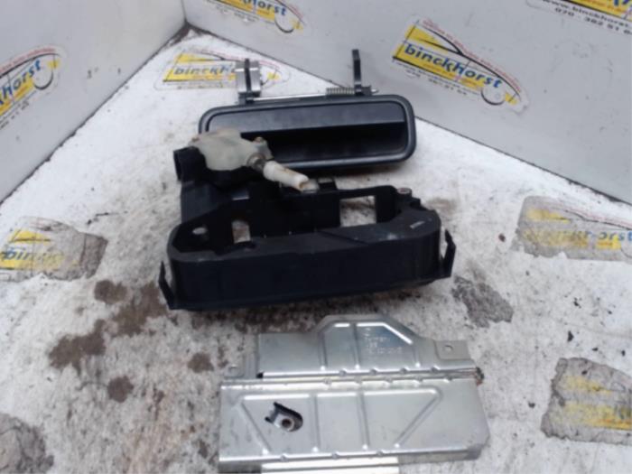 Używane Uchwyt tylnej klapy Volkswagen Caddy III (2KA,2KH,2CA,2CH) 1.6 TDI 16V Cena € 31,50 Procedura marży oferowane przez Binckhorst BV
