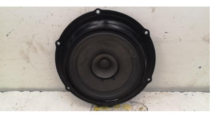 Używane Glosnik Volkswagen Caddy III (2KA,2KH,2CA,2CH) 2.0 TDI DPF Cena € 15,75 Procedura marży oferowane przez Binckhorst BV