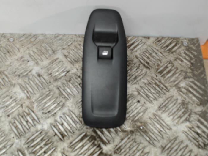 Usados Interruptor de ventanilla eléctrica Peugeot 208 I (CA/CC/CK/CL) 1.2 Vti 12V PureTech 82 Precio € 26,25 Norma de margen ofrecido por Binckhorst BV